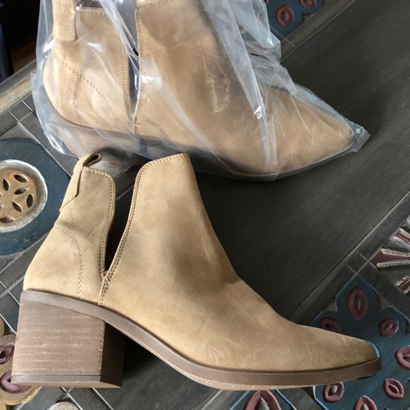 Gorgeous boots - Picture 3 of 8